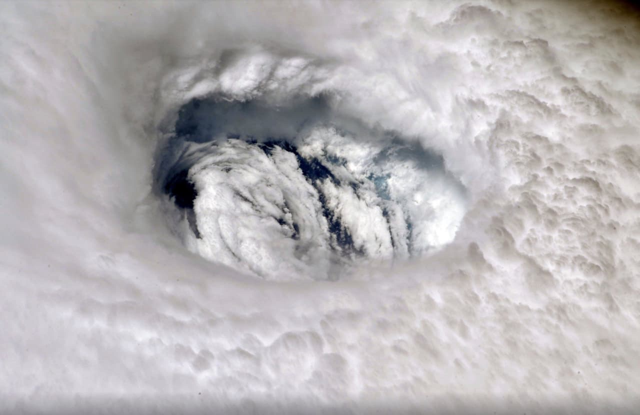 El 2 de septiembre de 2019 Hague publicó esta impresionante imagen de
<a href="https://www.univision.com/noticias/fenomenos-naturales/fotografias-interactivas-el-antes-y-despues-del-paso-destructor-del-huracan-dorian-por-las-bahamas"> <u>Dorian, cuando con fuerza de huracán de categoría 5 se había estacionado sobre el norte de Las Bahamas</u></a>. “Puedes sentir el poder de la tormenta cuando lo miras desde arriba. ¡Manténgase a salvo todos!”, escribió junto a la foto. Hague nació en Kansas y es
<a href="https://www.nasa.gov/astronauts/biographies/tyler-nick-hague/biography"> <u>ingeniero astronáutico y aeronáutico</u></a>. Fue seleccionado por NASA como astronauta en 2013 y estuvo en la ISS desde el 14 de marzo hasta el 3 de octubre de 2019, su segunda misión espacial.