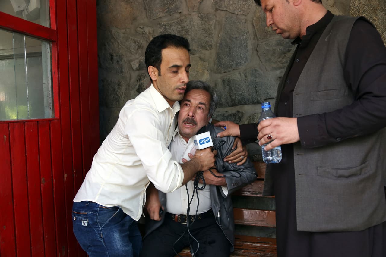 El padre de uno de los periodistas asesinados en el hospital a donde fue llevado su hijo después de la explosión. El grupo Estado Islámico (ISIS) se atribuyó la responsabilidad de los atentados en Kabul donde murieron 26 personas, entre ellas nueve periodistas y cuatro policías.