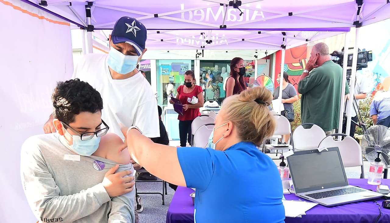 Estas son las personas que califican para recibir la tercera dosis de la vacuna contra el coronavirus en Los Ángeles