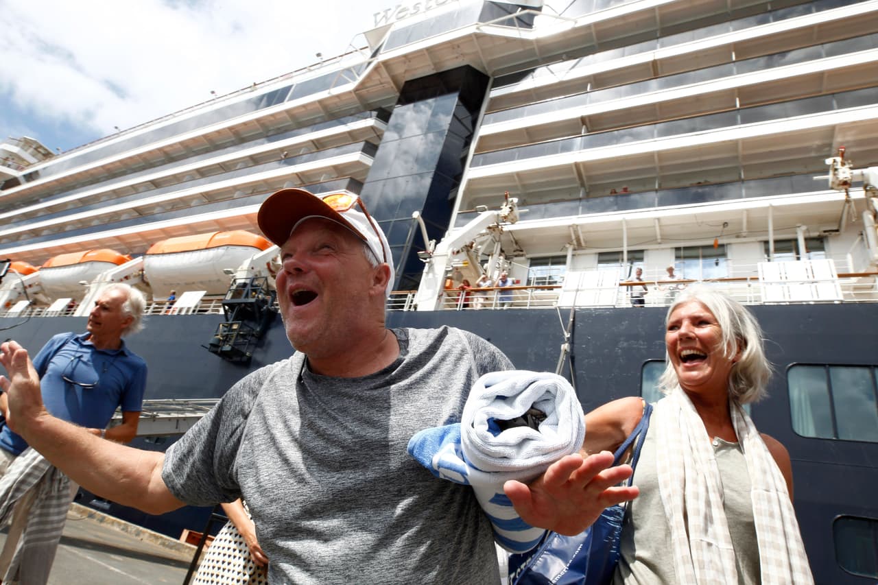 El crucero Westerdam, con 2,257 personas, había zarpado de Hong Kong el 1 de febrero y tenía previsto terminar su viaje en Yokohama, Japón.