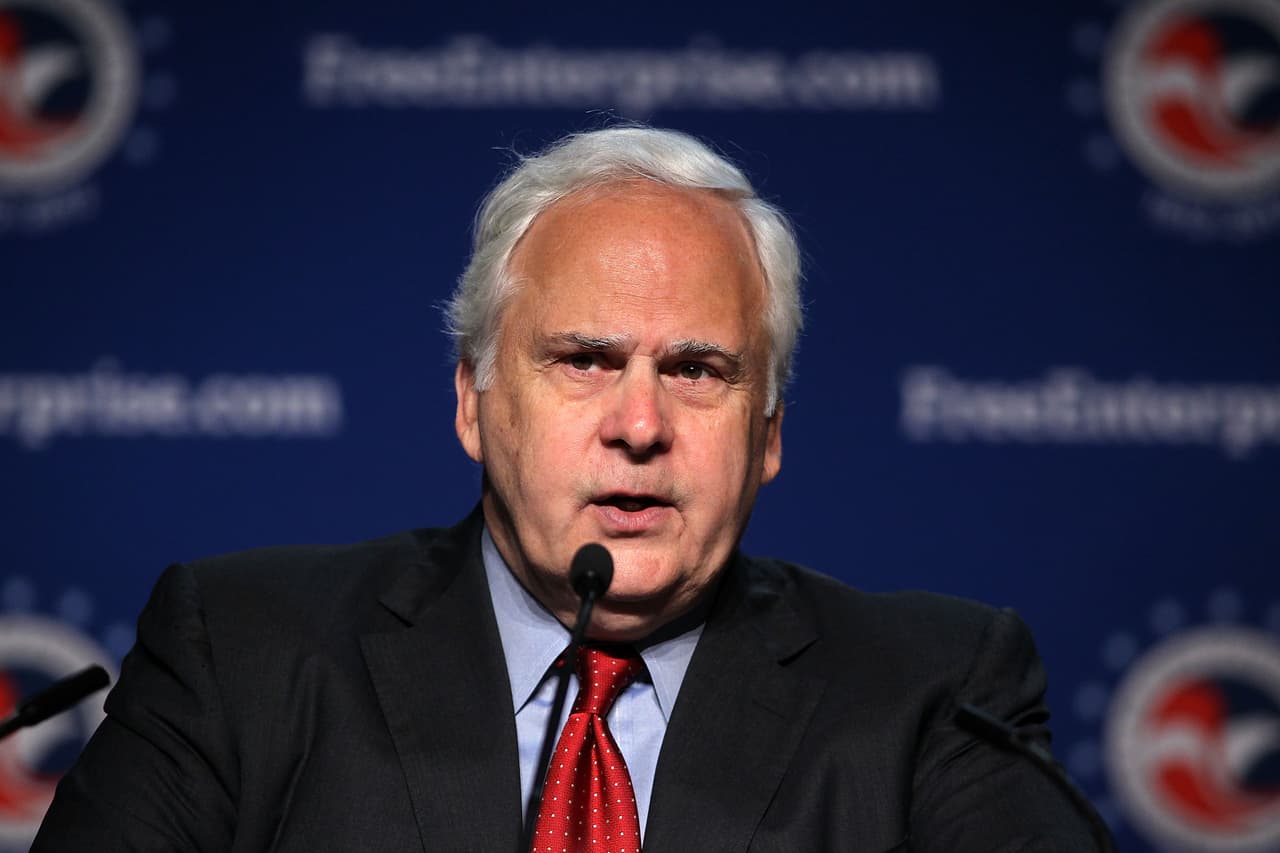 <b>Frederick W. Smith, FedEx.</b>
<br>
<br>En 1971 fundó una pequeña empresa de transporte que llamó Federal Express, en Arkansas. Dos décadas después su compañía se transformó en la empresa global de encomiendas que revolucionó la industria, con cientos de aviones, miles de vehículos y más de medio millón de empleados. 
<br>