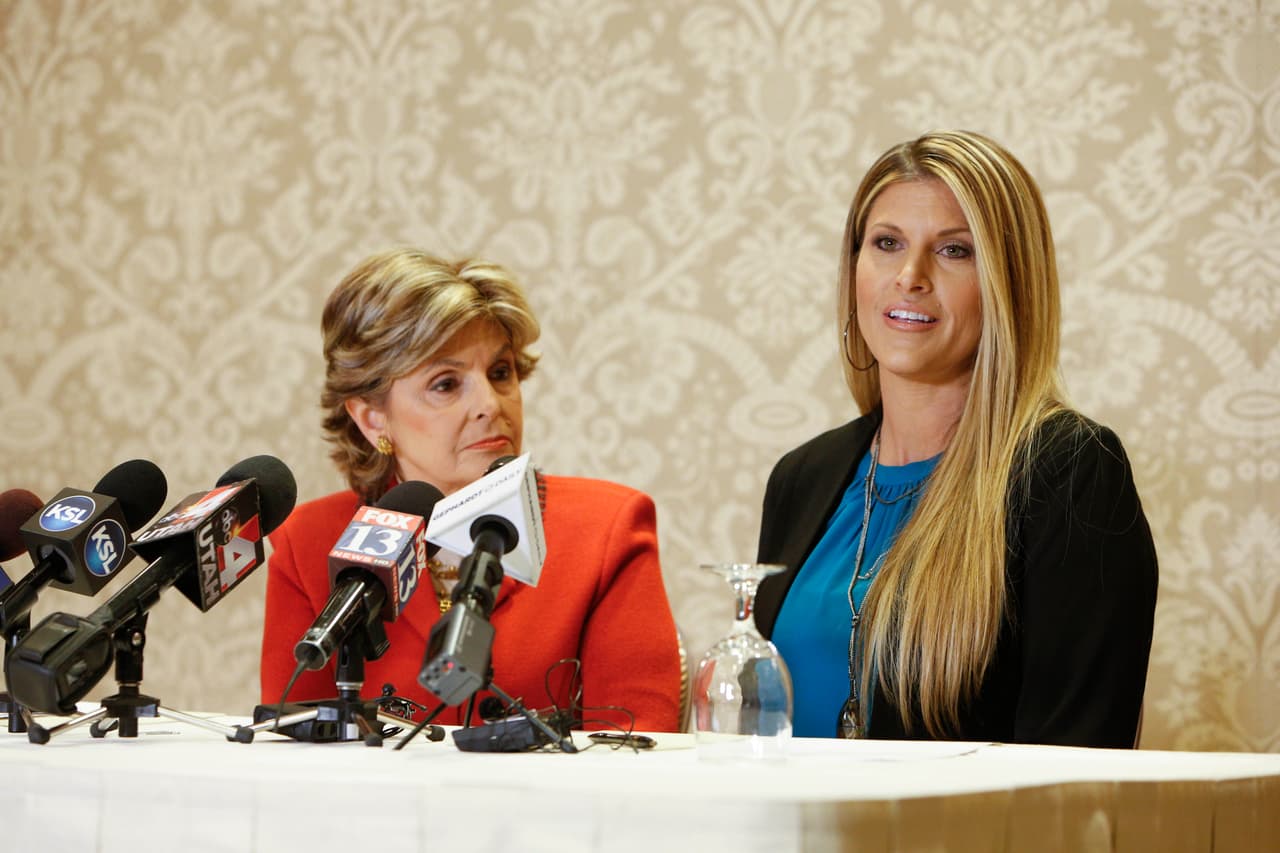 <b>Temple Taggart.</b> La ex Miss Utah 
<b><a href="http://www.rollingstone.com/politics/features/timeline-of-trumps-creepiness-while-he-owned-miss-universe-w444634">acusó al magnate de haberla besado contra su voluntad.</a> </b>"Me besó directamente en los labios. Pensé, 'Dios mío, qué asco'. Él estaba casado con Marla Maples en ese momento. Creo que hubo otras chicas que besó en la boca. Yo pensé, 'Wow, eso es inapropiado'", le dijo Taggart a 
<i>The New York Times.</i> Aseguró que hizo lo mismo un par de meses después en la Torre Trump cuando la invitó a discutir su carrera.