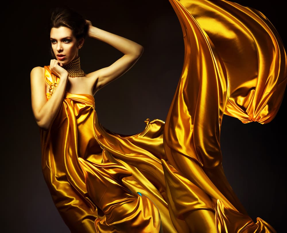 Alguien capaz de hacer muy feliz a quien se le acerca, con toda la majestuosidad de un signo de fuego y la magnanimidad del Sol, regente de Leo, que envuelve tu carisma con un aura atrayente al usar tu color zodiacal.