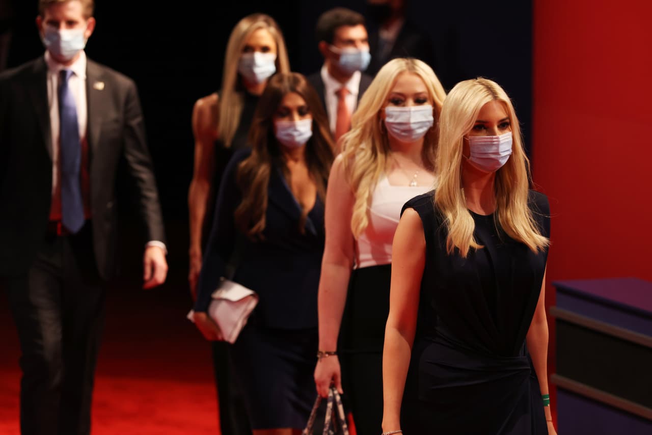 Las hijas de Donald Trump entrando a la Universidad Belmont de Nashville. El presidente Donald Trump dijo que su gobierno está trabajando fuerte para encontrar a los padres de los más de que 500 niños inmigrantes que fueron separados de sus progenitores en la frontera con México.