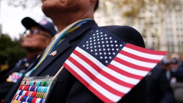 Populares cadenas de restaurantes y tiendas de conveniencia tendrán comidas o refrigerios gratis para los veteranos. La lista incluye: 
<a href="https://www.military.com/discounts/7-eleven-veterans-day-military-discount" target="_blank">7-Eleven </a>
<br>
<a href="https://www.military.com/discounts/applebees-veterans-day-military-discount" target="_blank">Applebee's</a>
<br>
<a href="https://www.military.com/discounts/california-pizza-kitchen-veterans-day-military-discount" target="_blank">California Pizza Kitchen</a> 
<br>
<a href="https://www.military.com/discounts/chilis-veterans-day-military-discount" target="_blank">Chili's</a> 
<br>
<a href="https://www.military.com/discounts/dennys-veterans-day-military-discount" target="_blank">Denny's </a>
<br>
<a href="https://www.military.com/discounts/dunkin-donuts-veterans-day-military-discount" target="_blank"><b>Dunkin' Donuts</b></a>
<br>