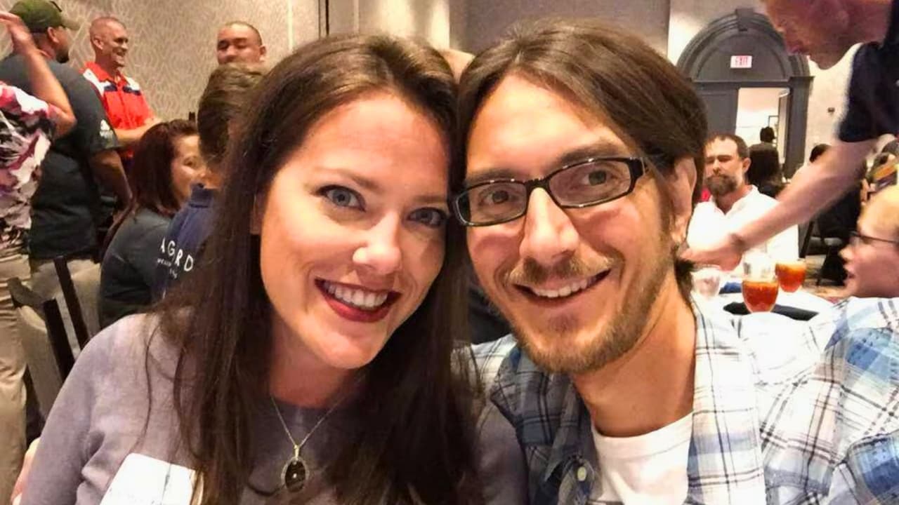 Carolyn Feinstein 
<b>pasó casi una década trabajando como contadora forense para </b>
<a href="https://www.justice.gov/" target="_blank">el Departamento de Justicia de Estados Unidos</a>. Pero el viernes pasado, recibió un correo electrónico con una sola frase: 
<b>estaba despedida, de manera inmediata</b>. Según ella, el motivo no tiene nada que ver con su trabajo, sino con su esposo, Joshua Aaron, y 
<b>una aplicación que ha desatado controversia: <a href="https://www.iceblock.app/" target="_blank">ICEBlock</a>. </b>