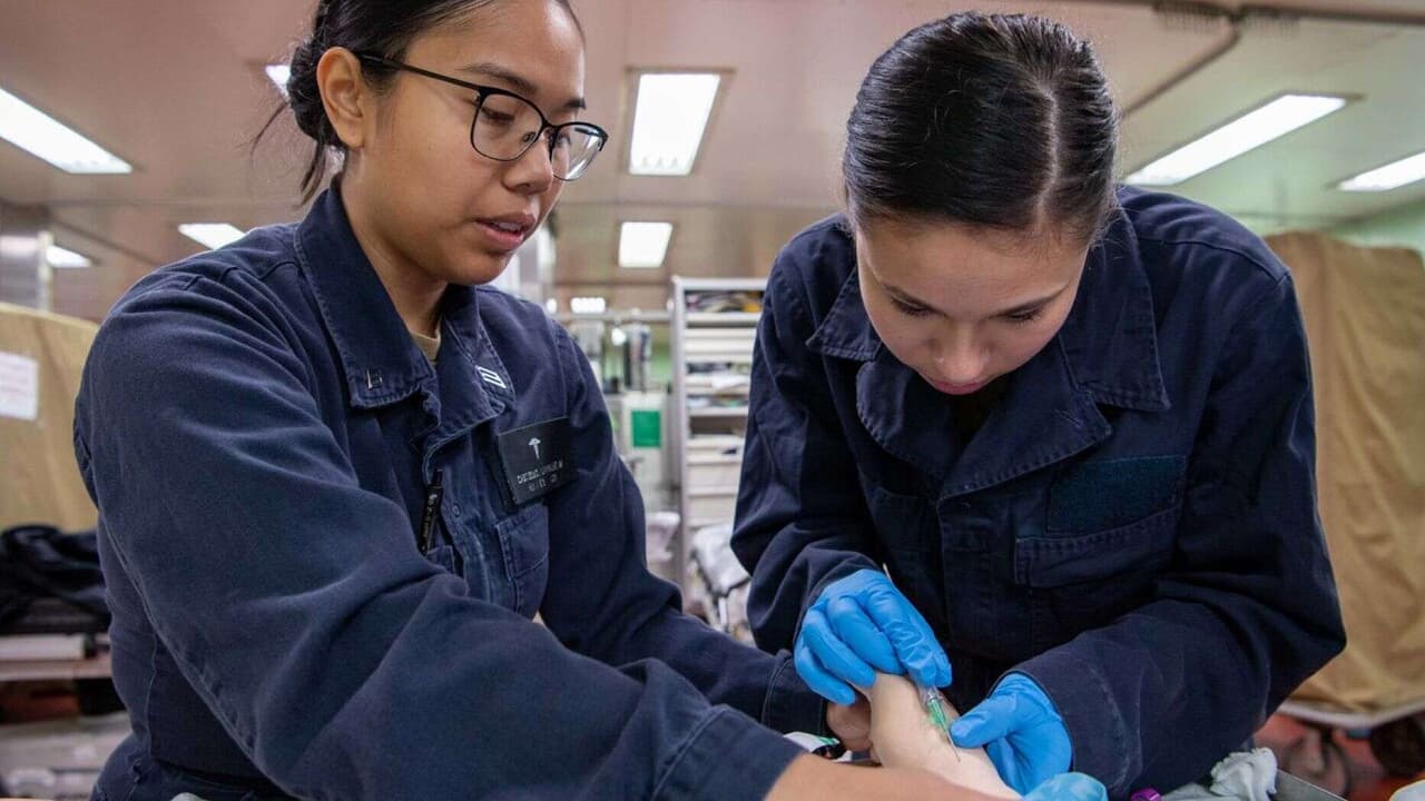 Practicas de aplicación de agujas intravenosa, protocolos de emergencias y sobre todos trabajos de limpieza profunda son parte de las actividades a bordo, días antes de su llegada al puerto de Los Ángeles.