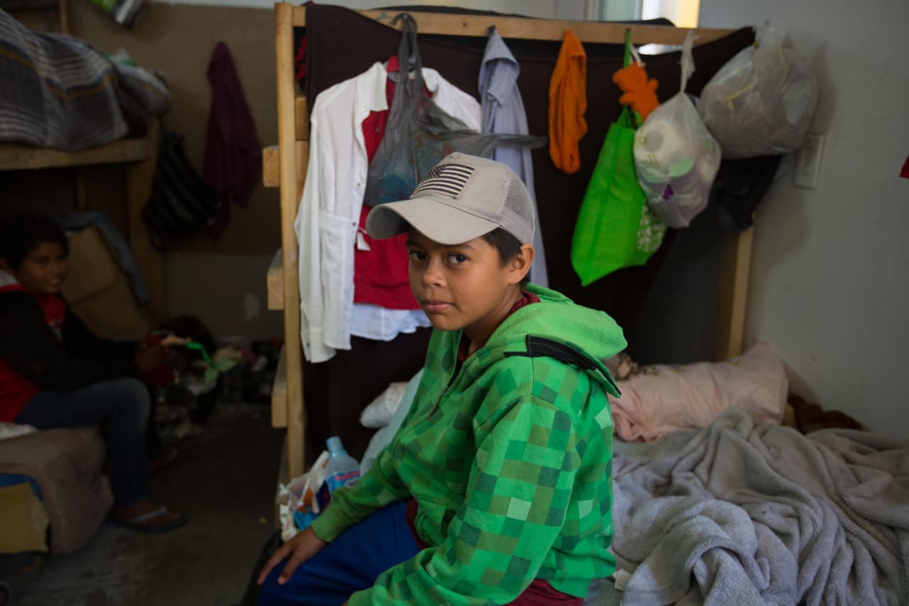 <b>"Extraño a mis amigos y a mi familia", </b>dice Carlos Ayala, de 12 años, quien no tiene dudas de que quiere regresarse a su país, Guatemala. Reconoce que le gustó Tijuana, pero afirma que su deseo de ver a la familia es mayor.