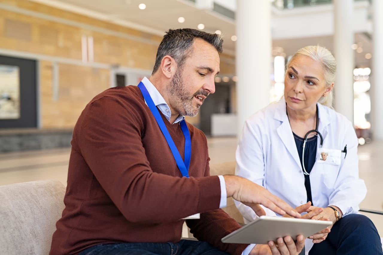 <b>Puesto 24. Especialistas en ventas estratégicas</b>
<br>
<br>
<b>A qué se dedican:</b> desarrollan procesos que incluyen investigación de mercado, estrategia competitiva, pronósticos y recomendaciones de crecimiento comercial. 
<br>
<br>
<b>Principal industria donde han sido contratados:</b> tecnología.
<br>
<br>
<b>Principales lugares donde han sido contratados:</b> Austin, San Francisco y Atlanta.
<br>
<br>
<b>Salario anual:</b> entre 39,500 y 128,000 dólares. 
<br>
<br>
<b>Distribución de género:</b> 29.5% mujeres y 70.5% hombres.
<br>
<br>
<b>Experiencia previa promedio:</b> 11.5 años.
<br>
<br>
<b>Disponibilidad para el trabajo remoto:</b> 25.8%.