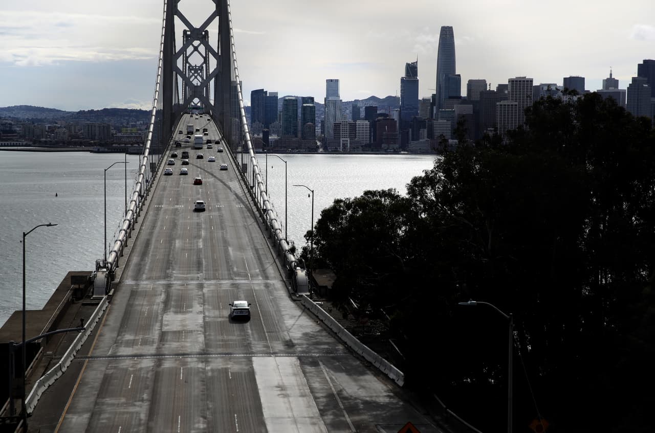 <b>Bay Bridge.</b>
<br>
<br>Cada día, unos 260,000 vehículos cruzan el Bay Bridge, la principal vía que conecta a San Francisco con el Este de la Bahía. El 17 de marzo de 2020, cuando entró en vigor la orden para quedarse en casa, el puente lucía prácticamente vacío, incluso en durante lo que suele ser la hora pico.