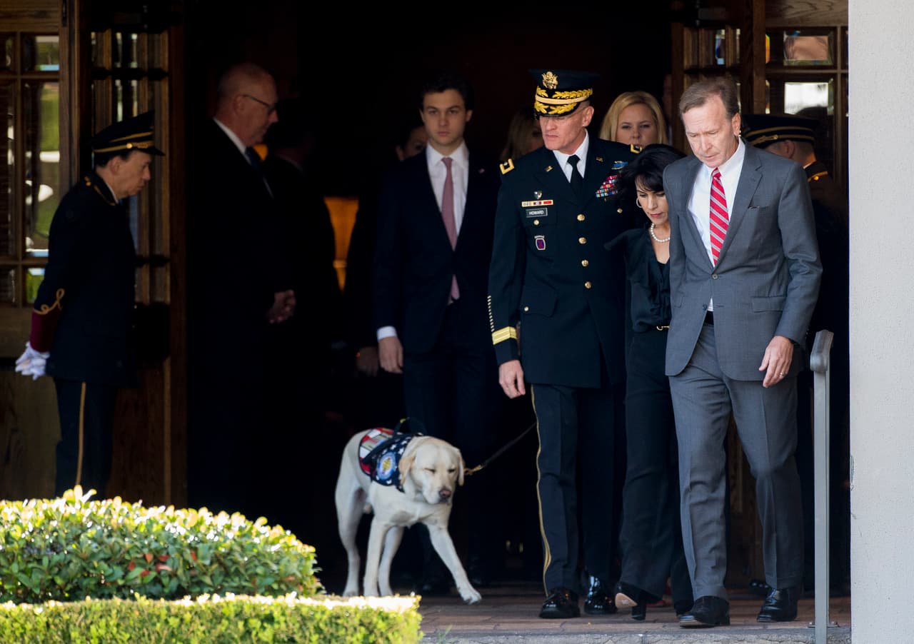 Sully saliendo del servicio funerario de su amo en Houston. Sully fue recomendado a Bush por 
<u><a href="https://www.vetdogs.org/Default.aspx">America’s VetDogs</a></u>, una organización sin fines de lucro que desde 2003 se ha encargado de entrenar a estos animales.