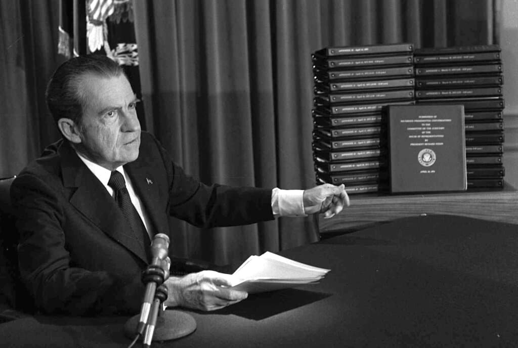 Algunos historiadores creen que Nixon puede ser desplazado en la historia por 
<a href="https://www.univision.com/noticias/politica/asalto-al-capitolio-tercera-audiencia-comite-que-investiga-asalto-al-capitolio-trump-a-pence">Trump y su papel en el asalto al Capitolio</a>. El delito de Nixon fue encubrir una intrusión en la sede del Comité Nacional Demócrata, en el complejo 
<b>Watergate</b> de Washington, para robar documentos que podrían haberle ayudado en unas elecciones que, de todas formas, tenía todo a favor para ganar y que terminó venciendo con holgura.