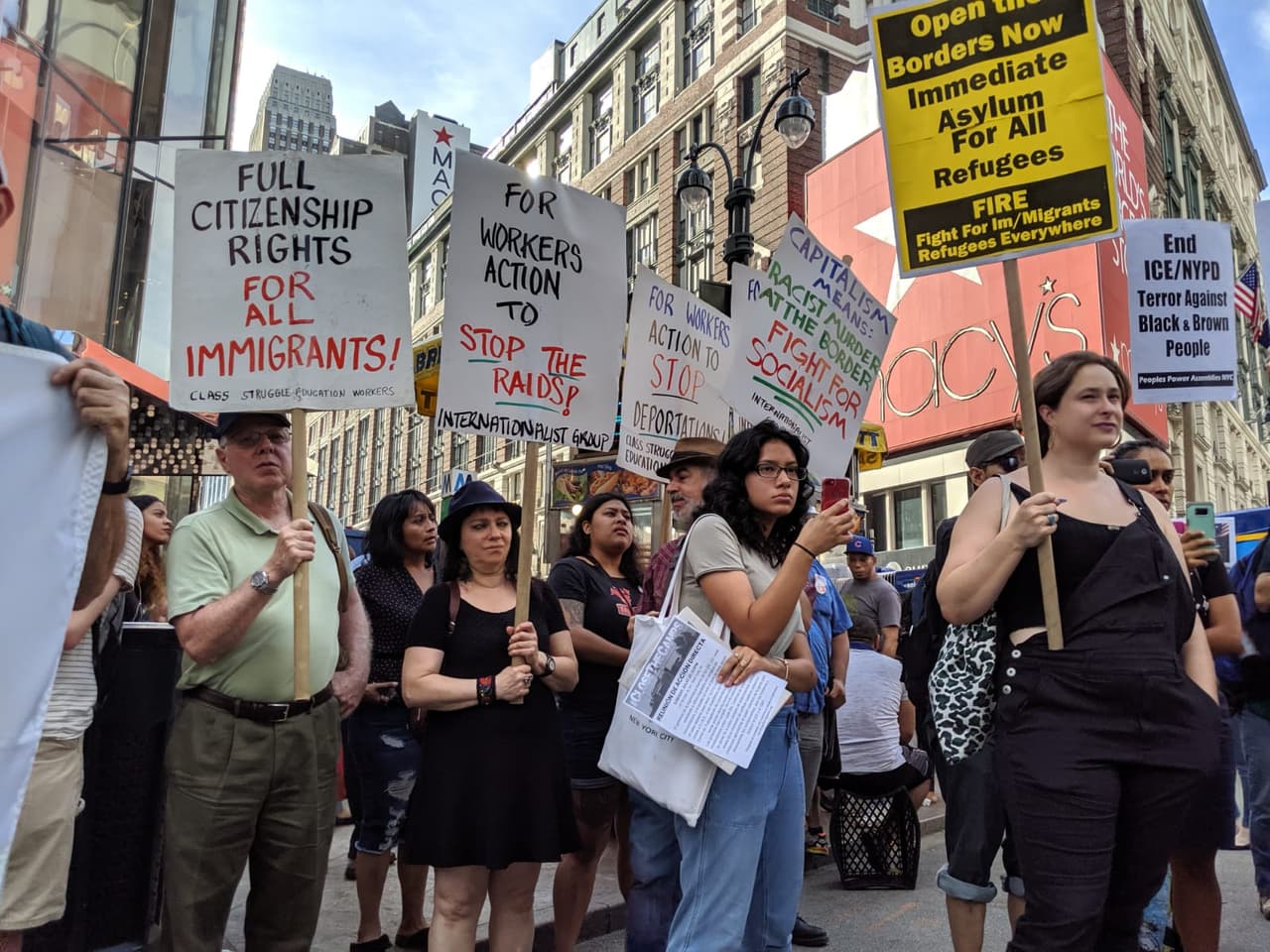 Asismimo, Trump anunció este lunes una medida que restringe el derecho de asilo. Contra esto también se manifestaron en la protesta.