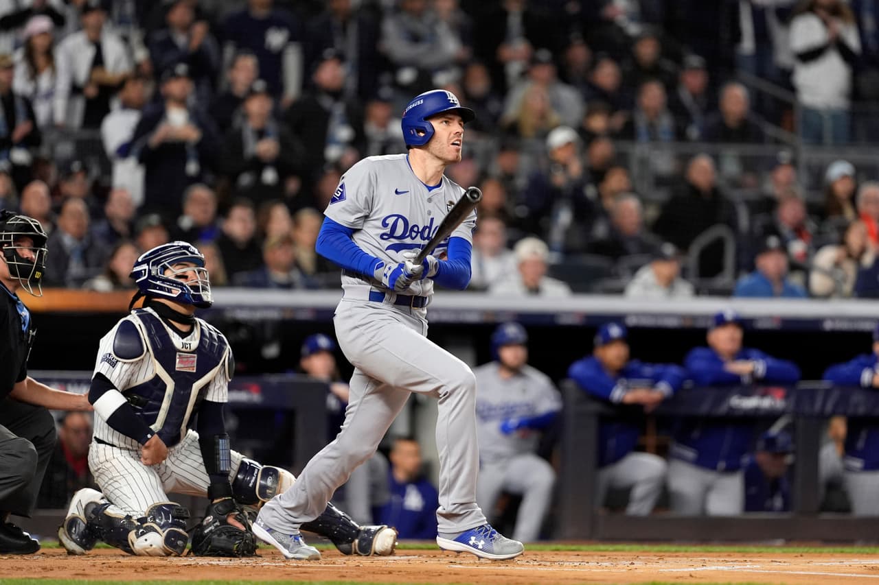 <h2 class="cms-H2-H2">5. <b>Freeman hace historia con otro jonrón</b></h2>
<br>
<br>
<b>Freddie Freeman jonroneó por tercer juego seguido</b>, provocando dos carreras en el primer acto, con lo se convirtió en el tercer jugador, después de Hank Bauer (1958) y Barry Bonds (2002), que conecta de jonrón en los primeros tres juegos de un Clásico de Otoño.