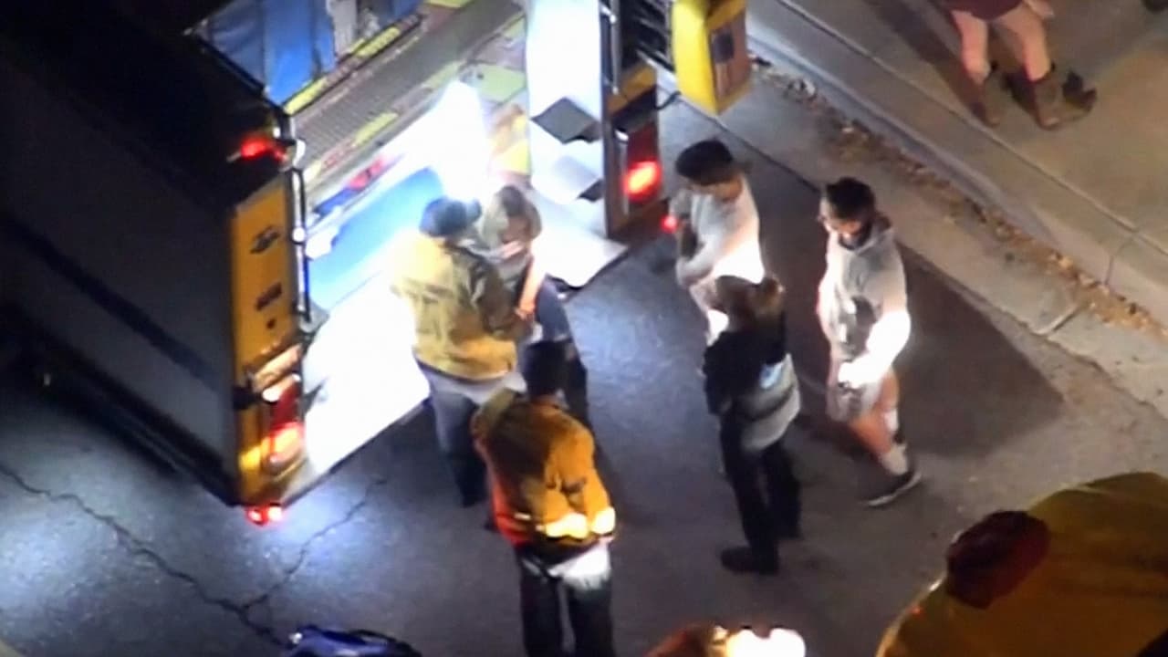 Los paramédicos atendieron algunos heridos en la calle. Thousand Oaks se encuentra a unas 40 millas al oeste de Los Ángeles.