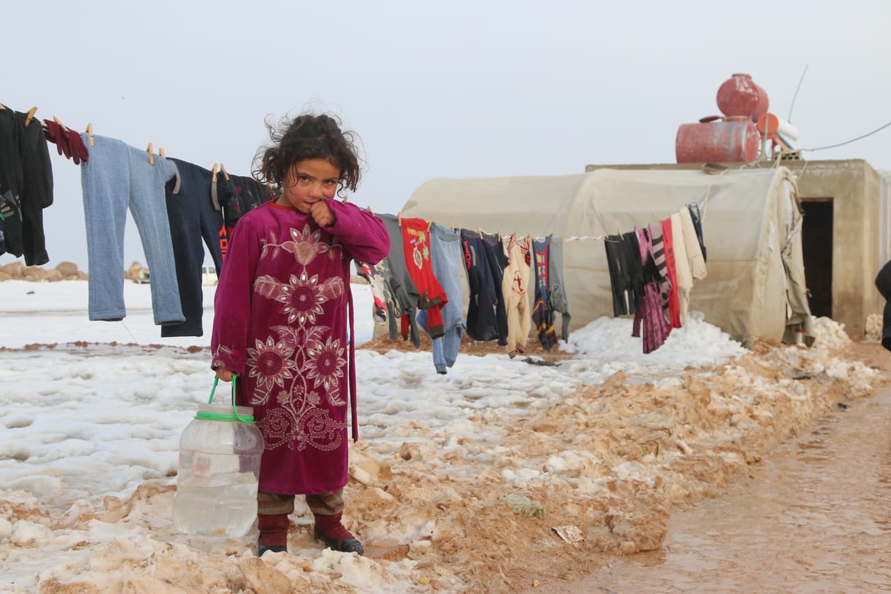 Una pequeña de seis años, refugiada en el campamento de Al-Nour, Siria. "Tengo que llevar una jarra de agua todos los días desde el tanque hasta nuestra tienda", contó.