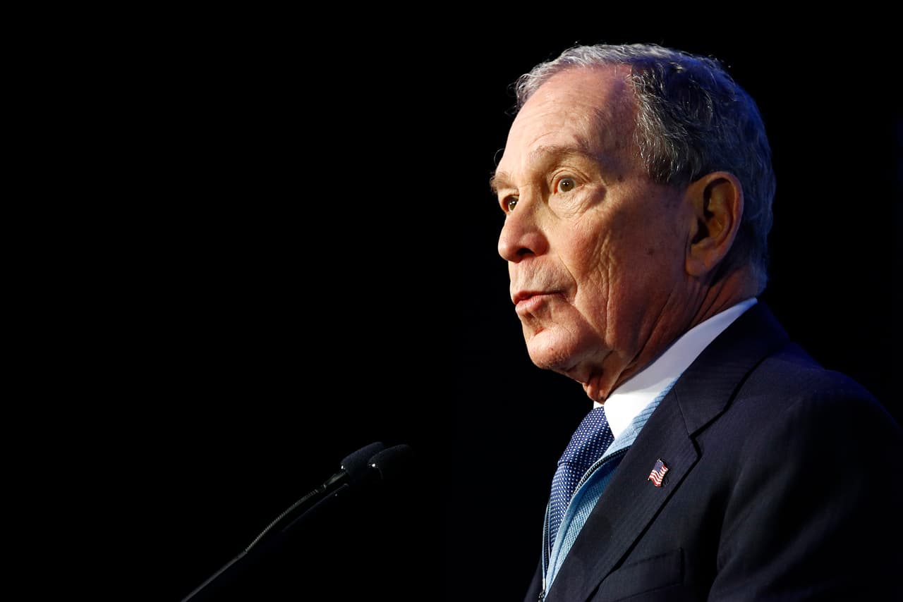 Bloomberg se retira de la carrera demócrata y apoya a Biden tras su pobre desempeño en el Supermartes