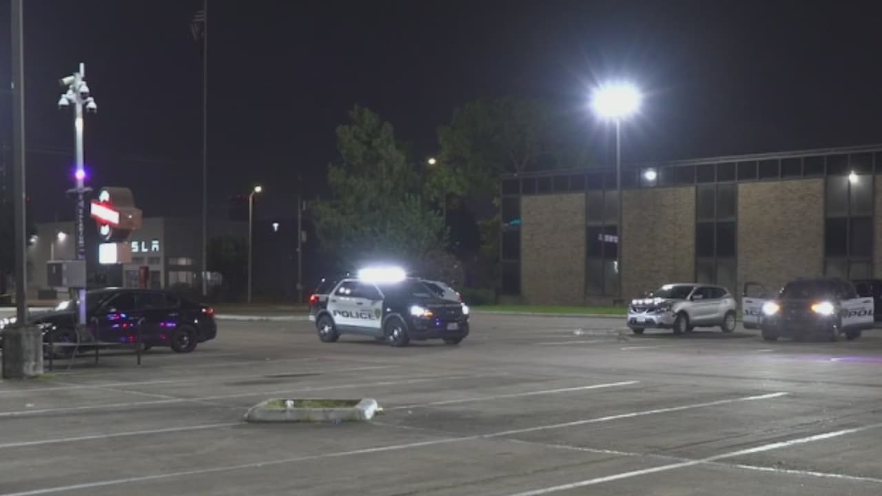 Vehículo a alta velocidad arrolla a cinco personas en el estacionamiento de un restaurante de Houston