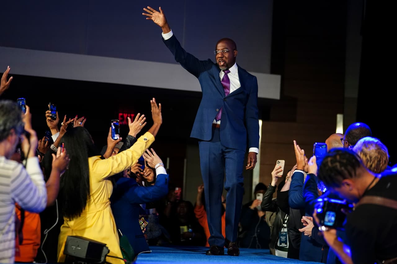 Warnock gana la segunda vuelta de las elecciones en Georgia y consolida la mayoría demócrata en el Senado
