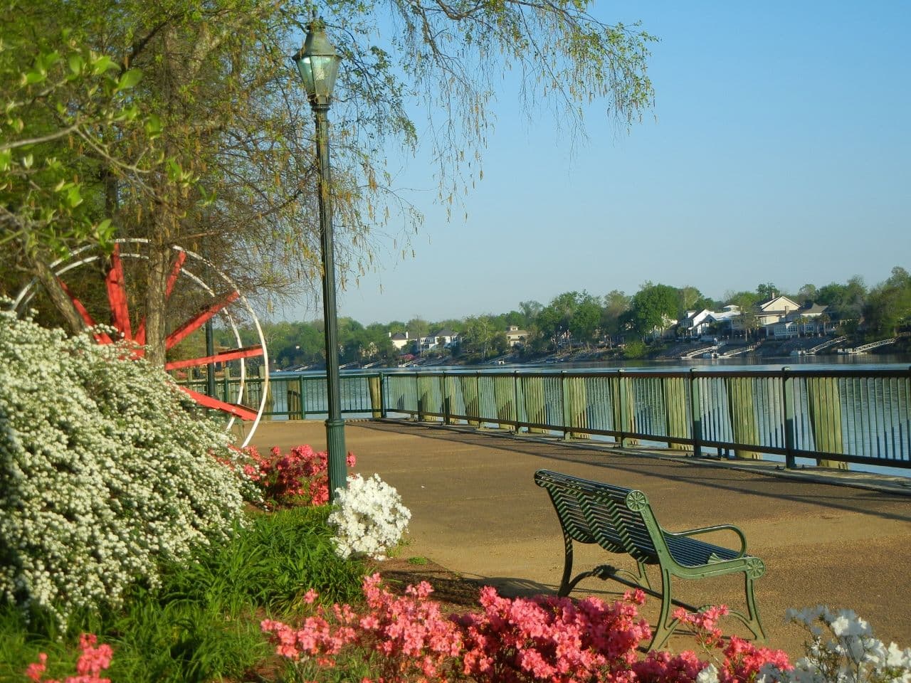 <b>Augusta -</b> En esta ciudad en la frontera entre Georgia y Carolina del Sur puedes explorar los canales en el sendero de remo Serene 18. También puedes andar en bicicleta a lo largo del 
<b><a href="https://www.visitaugusta.com/listing/augusta-riverwalk/9/">Augusta Riverwalk</a></b>, detenerte para hacer un picnic o asistir a un concierto en un parque.