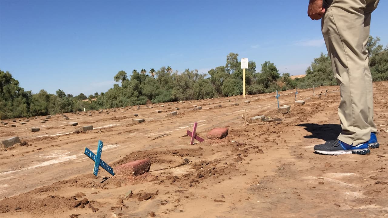 En la parte posterior del cementerio Terrace Park de Holtville, en medio del desierto del Valle Imperial, en la ciudad de Holtville en California, y a pocas millas de la frontera de Calexico con Mexicali se encuentra un terreno árido con casi 600 ladrillos como lápidas.
<br>
