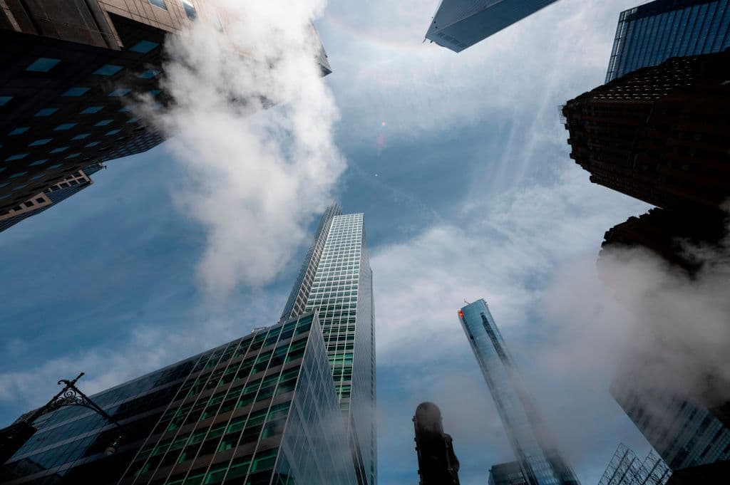 <a href="https://www.forbes.com/sites/jackkelly/2021/06/10/goldman-sachs-requires-bankers-to-report-their-vaccination-status/?sh=58eeea7e5369" target="_blank">El banco de inversión Goldman Sachs</a> ha pedido también a sus empleados que informen de su estatus de vacunación de cara a poder tomar medidas que hagan el trabajo presencial seguro para todos. 
<br>