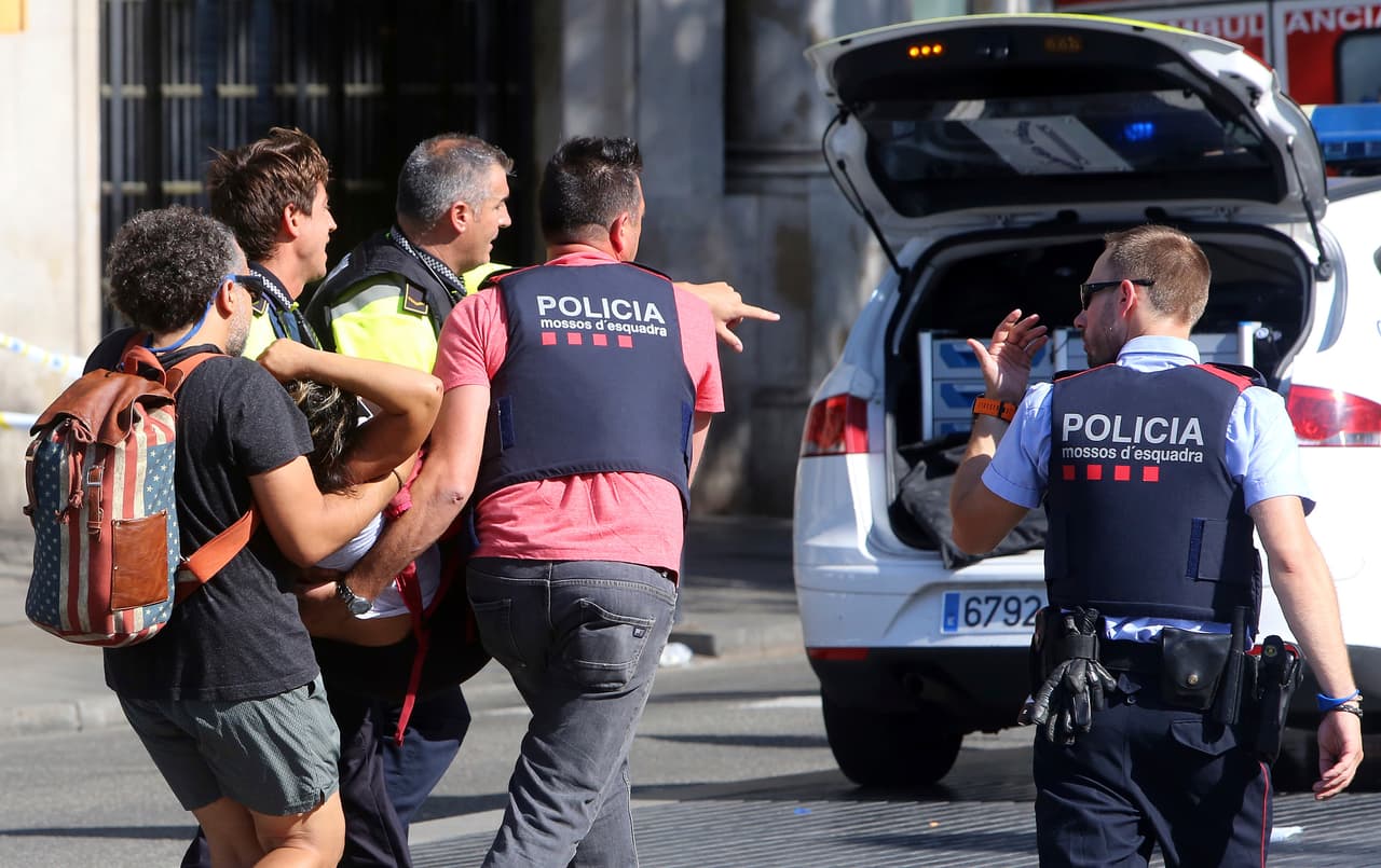 Según varios testigos, citados por el diario español El País, el conductor se subió a la vía lanzándose contra un amplio grupo de personas.
