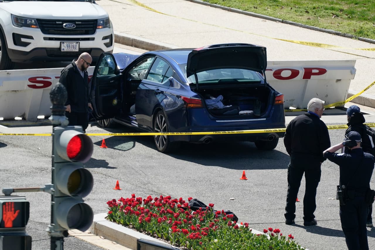 Agentes de la Policía del Capitolio registran el automóvil que fue estrellado contra la barrera de seguridad que el Congreso estadounidense. Un oficial murió, junto al atacante y otro resultó herido, informaron las autoridades en una rueda de prensa.