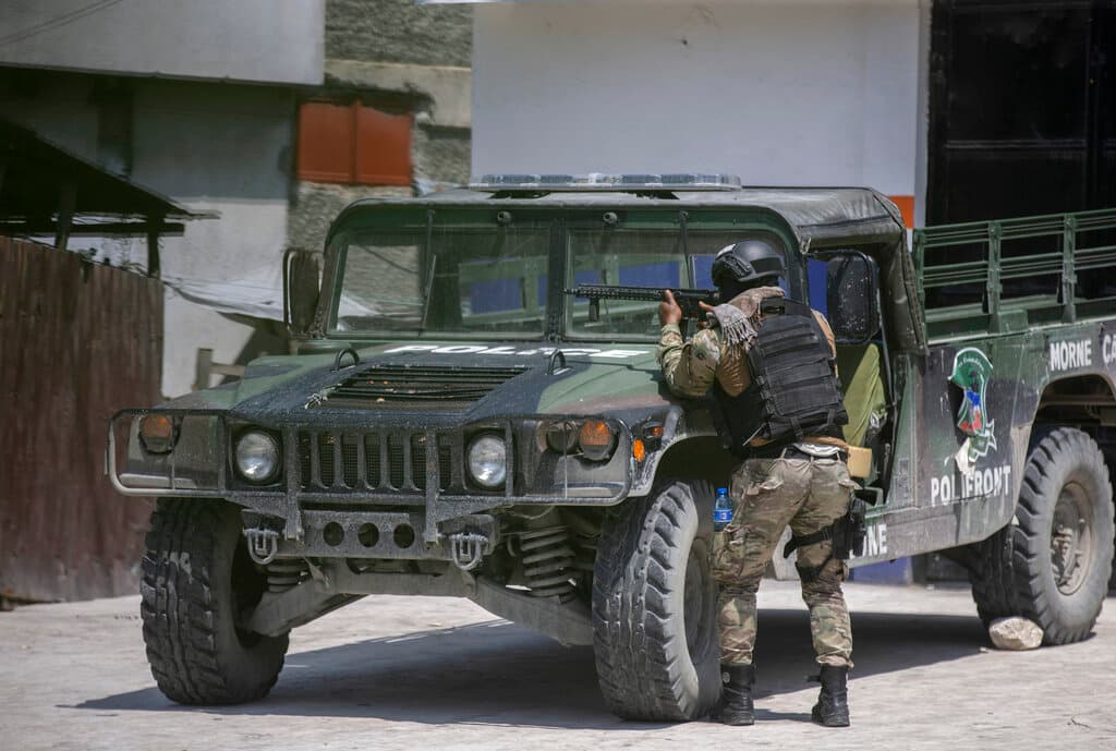 Un oficial de policía toma posición durante una operación antipandillas en Croix-des-Missions, al norte de Puerto Príncipe, Haití, el jueves 28 de abril de 2022.