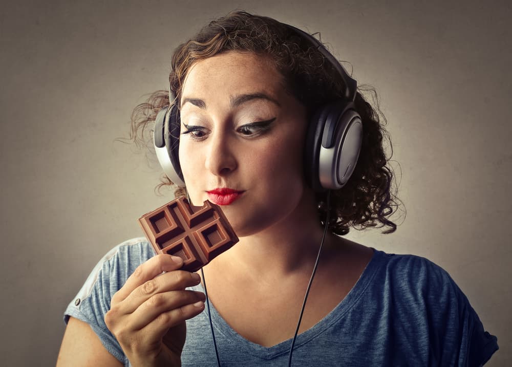 Una buena cena, una indulgencia en tus gustos es estupendo, pero convertirlo en hábito entonces ya cambia el panorama. ¿Que te gusta el helado de chocolate con leche entera? No hay problema si lo consumes en poca cantidad una vez a la semana como un postre regalo, por ejemplo, pero si notas que lo comes y no aumentas de peso, esto no te está dando licencia para que lo consumas todos los días.