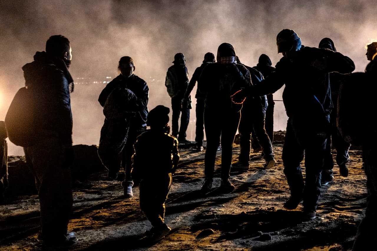 Los que pretendían cruzar se vieron envueltos en una nube de gas lacrimógeno. Cuando corrían las primeras del 2019, decenas se colocaron sobre una elevación desde donde veían a los guardias estadounidenses y éstos a su vez los observaban.