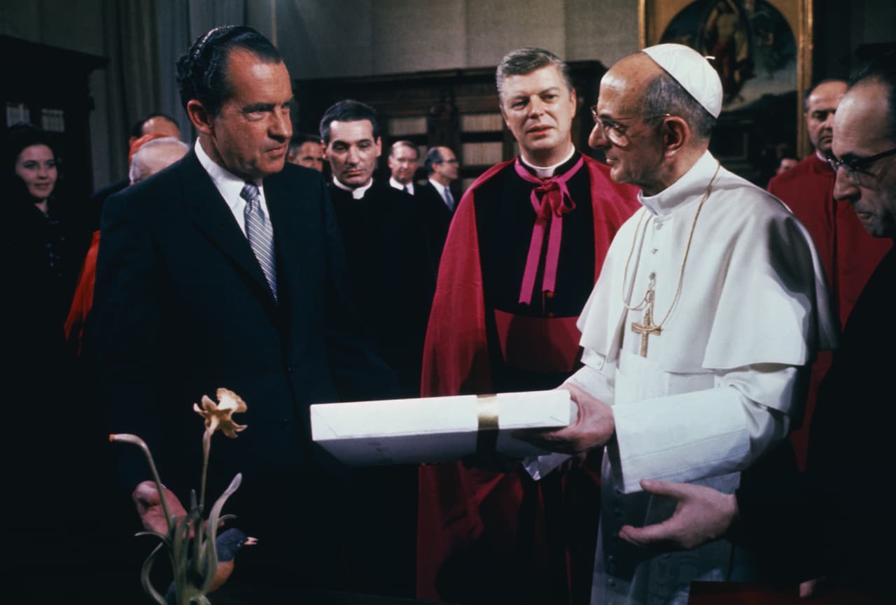 <b>Pablo VI y Richard Nixon</b>
<br>
<br>El presidente republicano intercambia presentes con el papa Pablo VI en el Vaticano, el 2 de marzo de 1969. 
<br>
<br>El italiano Giovanni Battista Enrico Antonio Maria Montini murió en 1978, después de 15 años de papado. Le siguió Juan Pablo I.