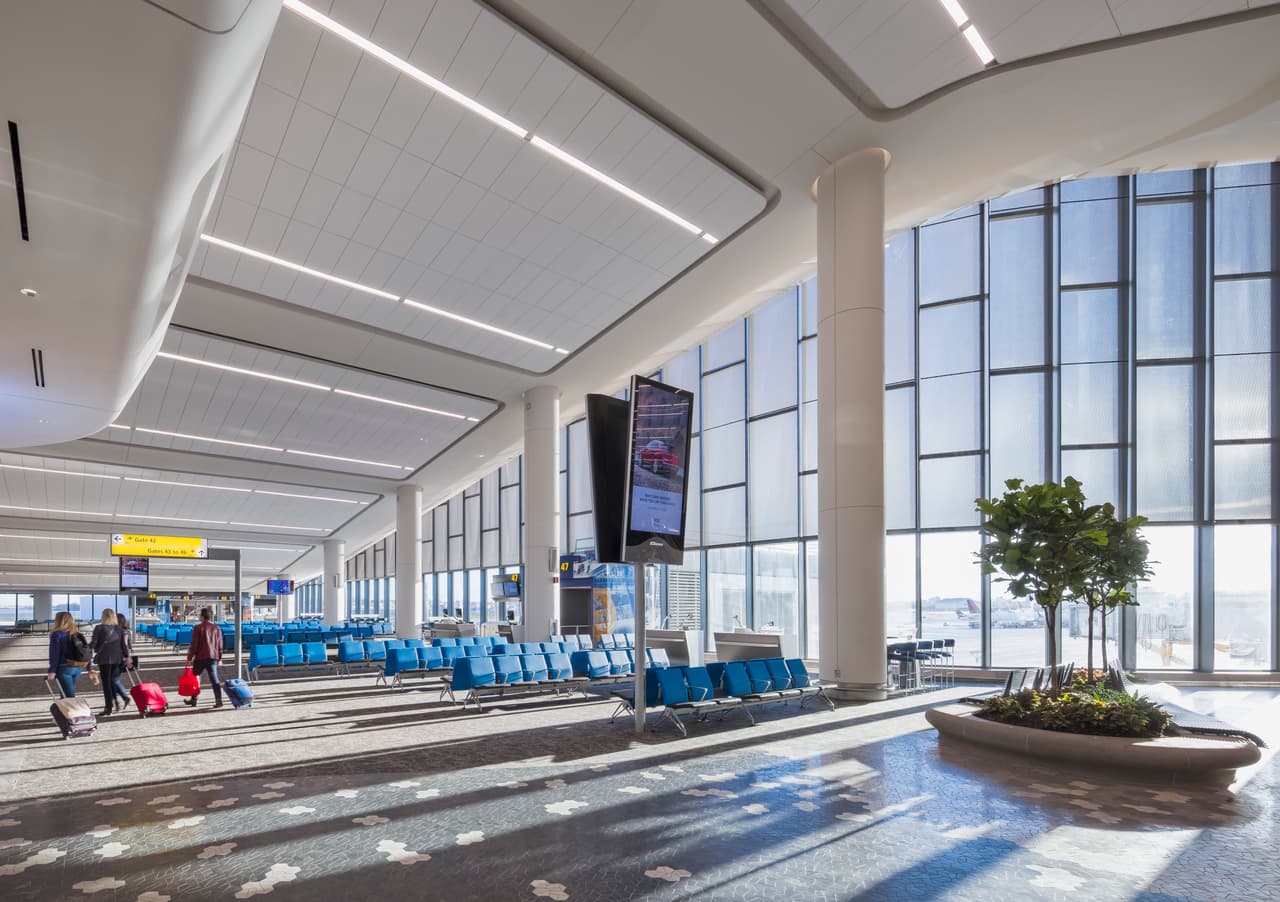 Ya se terminaron las dos últimas puertas y la vida del rodaje, de la terminal B, en el Aeropuerto La Guardia,
<b> la cual luce así…</b>