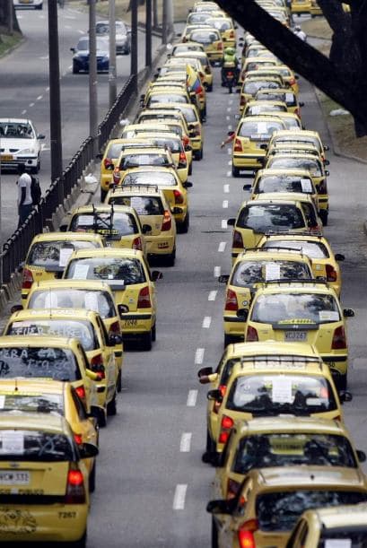 Docenas de taxistas protestaron el 29 de julio de 2015, exigiendo la salida de la aplicación tecnológica Uber en Cali, en Colombia.