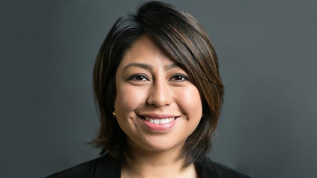 <b><a href="https://www.univision.com/noticias/citylab-politica/cristina-jimenez-moreta-de-indocumentada-a-ganadora-de-uno-de-los-premios-mas-prestigiosos-en-eeuu">Cristina Jiménez, dreamer ecuatoriana, directora de United We Dream</a></b>. Llegó como indocumentada a Nueva York a sus 13 años. Desde pequeña y en carne propia vivió lo que es ser un indocumentado en EEUU. Por eso, cuando creció, cofundó United We Dream en 2008, que se convirtió en la primera y más grande organización dirigida por jóvenes para proteger y defender los derechos de los inmigrantes. Desde 
<a href="https://unitedwedream.org/2017/10/united-we-dreams-co-founder-and-executive-director-cristina-jimenez-named-2017-macarthur-fellow/"><i>United We Dream</i></a> fueron unos de los jugadores fundamentales para lograr que el expresidente 
<a href="https://www.univision.com/temas/barack-obama"><u>Barack Obama</u></a>firme la 
<a href="https://www.univision.com/test/actnow"><u>Acción Diferida para los LLegados en la Infancia (DACA)</u></a>, que desde 2012 protegió a los inmigrantes sin papeles que llegaron siendo menores de edad a EEUU. Esta Acción fue terminada por el presidente 
<a href="https://www.univision.com/temas/donald-trump"><u>Donald Trump</u></a> en septiembre pasado, pero United We Dream sigue, tal vez, más activo que nunca. "Como una nación de inmigrantes, el país está lleno de aquellos que creen en el sueño americano: el ideal de que todos deben tener la misma oportunidad de alcanzar el éxito y la prosperidad a través del trabajo duro y la determinación", señala el texto de Time redactado por la artista Selena Gómez. Y Cristina sigue buscando que unos 700,000 dreamers puedan lograr su estatus legal permanente en el país.