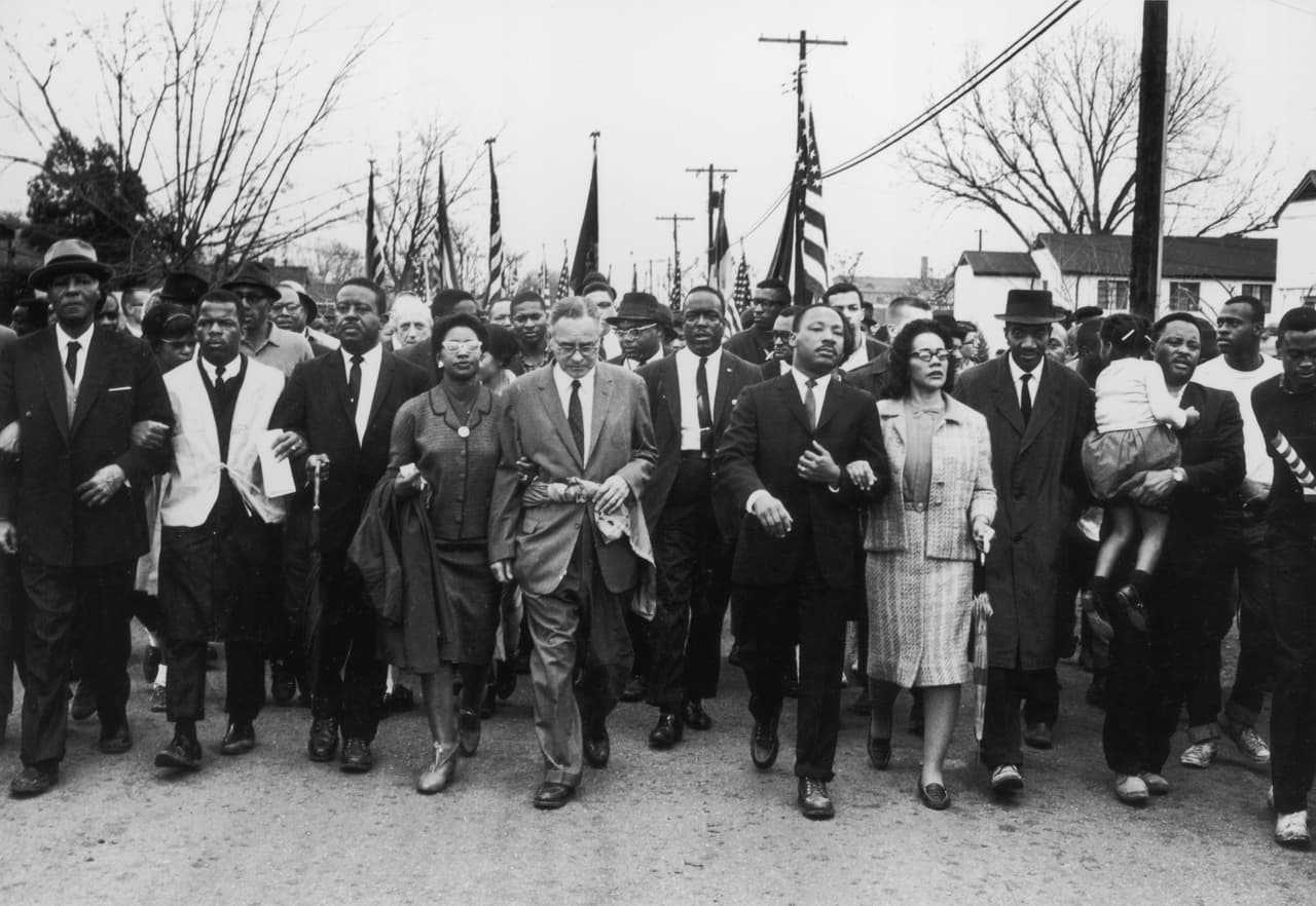 En 1965, el Congreso Federal aprobó la Ley de derechos de voto, que era un conjunto de leyes igualmente importantes que eliminaban las barreras restantes para votar por los afroamericanos, que en algunos lugares habían sido privados de sus derechos casi por completo.