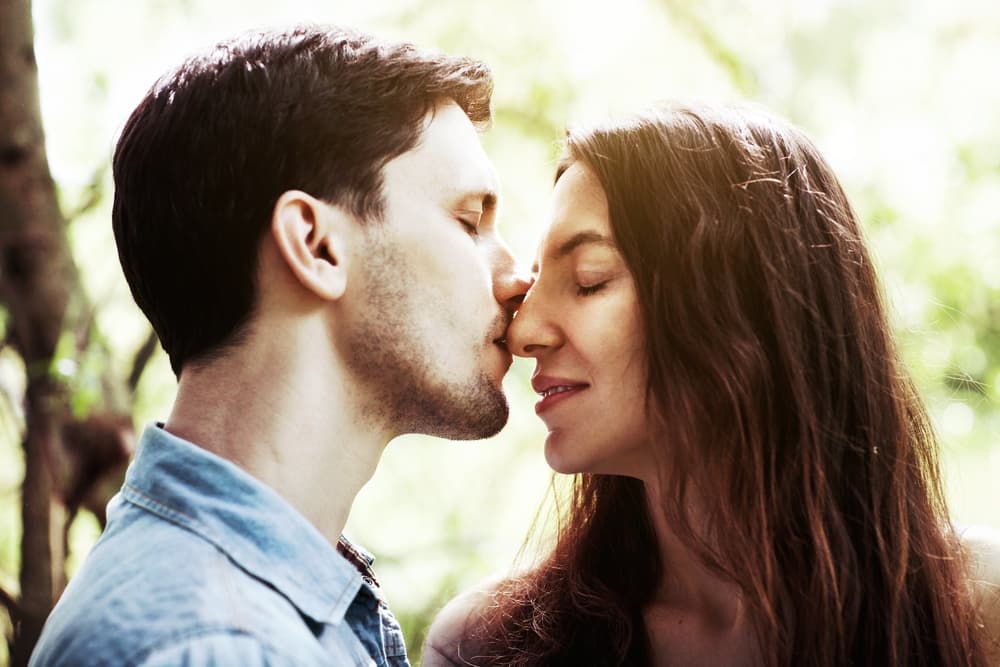 <b>Cáncer</b>
<br>Esa persona del signo Cáncer que está a tu lado, en sus aspectos positivos es amoroso y maternal o paternal, altamente intuitivo e imaginativo, con muchas percepciones, sueños clarividentes, protector de la familia, hogareño, comprensivo, generoso y desprendido, confiable y gran amigo ¡un verdadero consejero y apoyo en los momentos difíciles, el hombro que está siempre ahí para apoyarnos!