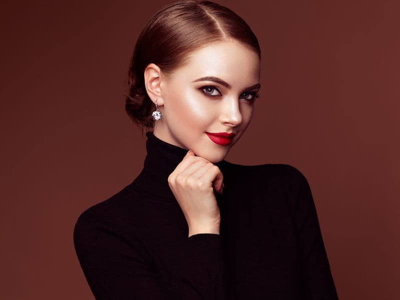 <b>Negro: </b>Es el color más intrigante, ya que simboliza sensualidad y misterio, a la vez que decadencia. Es el más usado por diseñadores de moda, pues combina con todo y estiliza la figura. Se asocia con la autoridad y respeto.