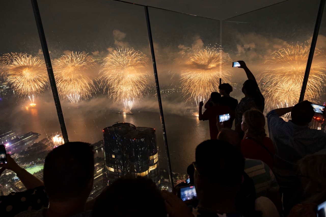 Los residentes de Nueva York y Nueva Jersey disfrutaron del espectáculo de luces y colores sobre el río Hudson.
<br>