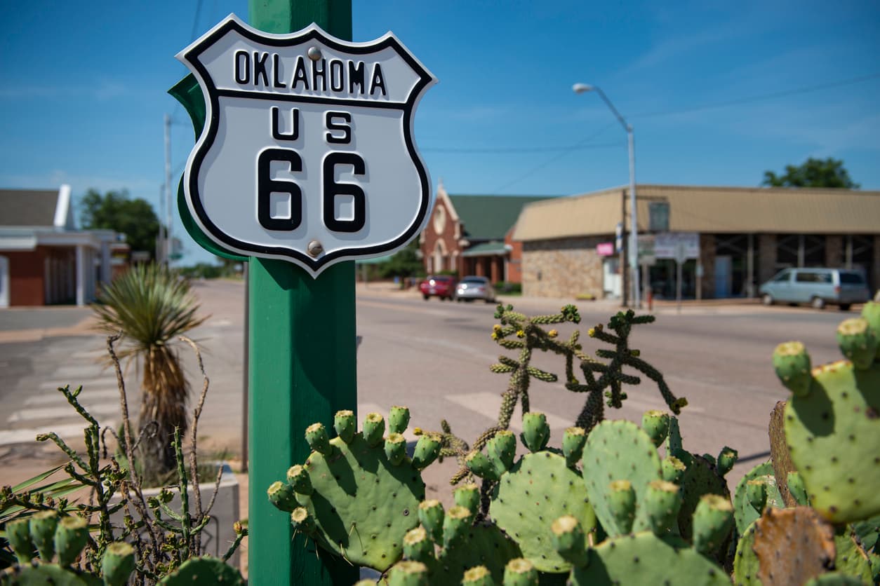 <h3 class="cms-H3-H3">2.- Oklahoma</h3>
<br>
<b>Salario Digno Anual:</b> $53,270
<br>
<br>Los costos de vivienda en Oklahoma son muy bajos, solo $8,672 en promedio, lo que contribuye a los bajos costos generales. Con un ingreso medio de $53,840, el residente promedio se quedará con $570 por debajo del salario digno.
<br>