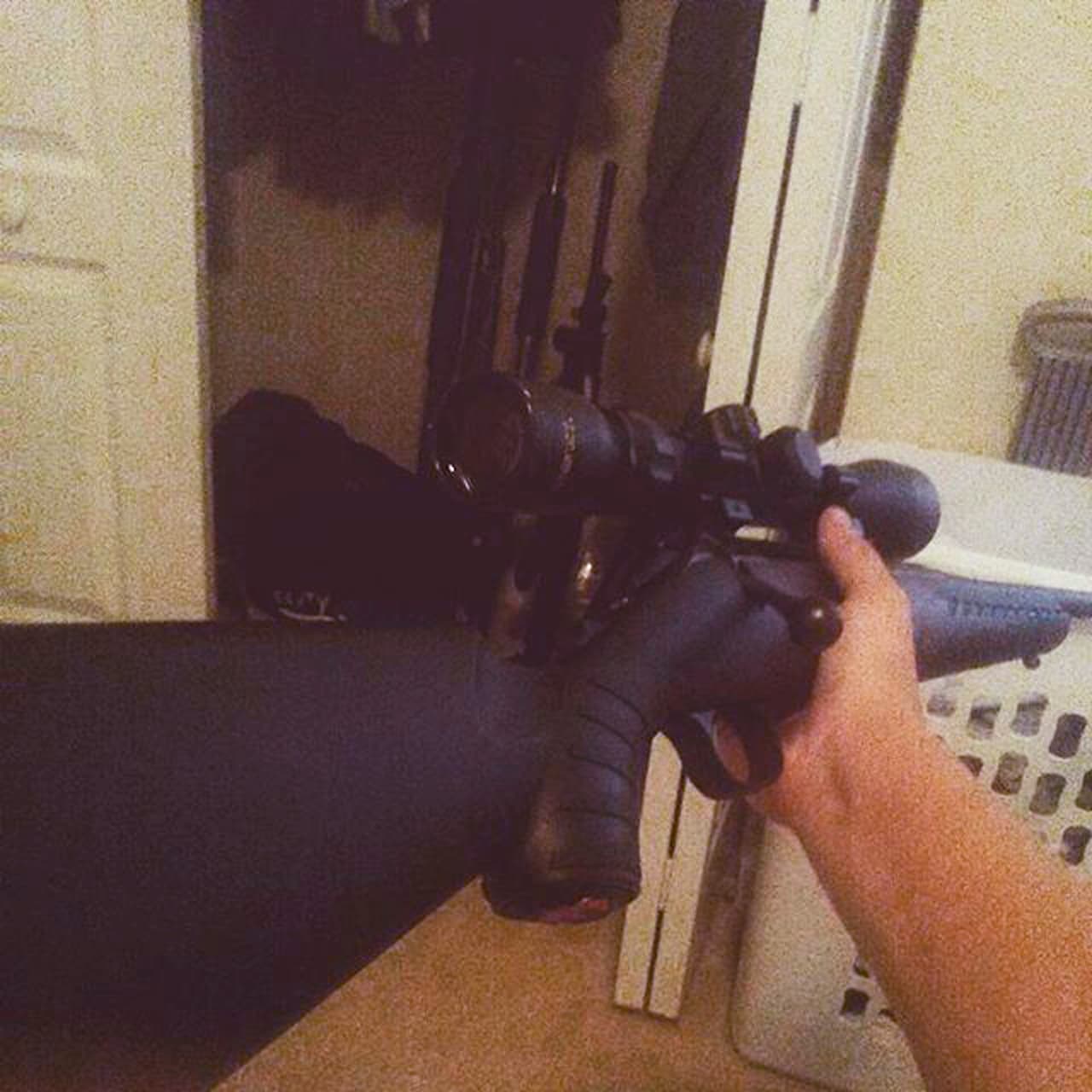 Varios compañeros de clases detallaron que Nikolas Cruz declaraba su gusto por las armas. En varias de sus fotos en redes sociales aparece posando con revólveres y cuchillos.