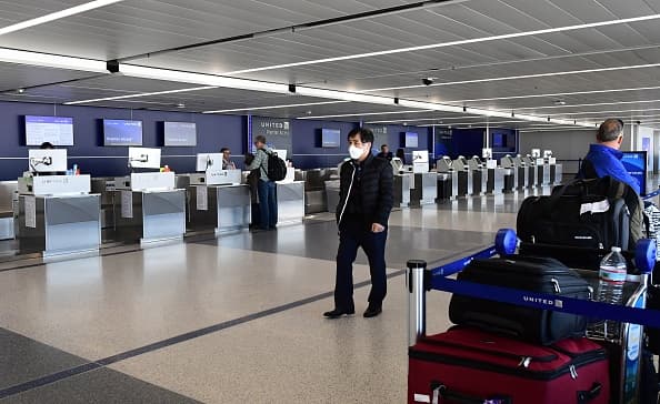 Completamente vacíos, así están las casillas de atención a viajeros en el bloque de la aerolínea como United Airlines dentro de LAX.
