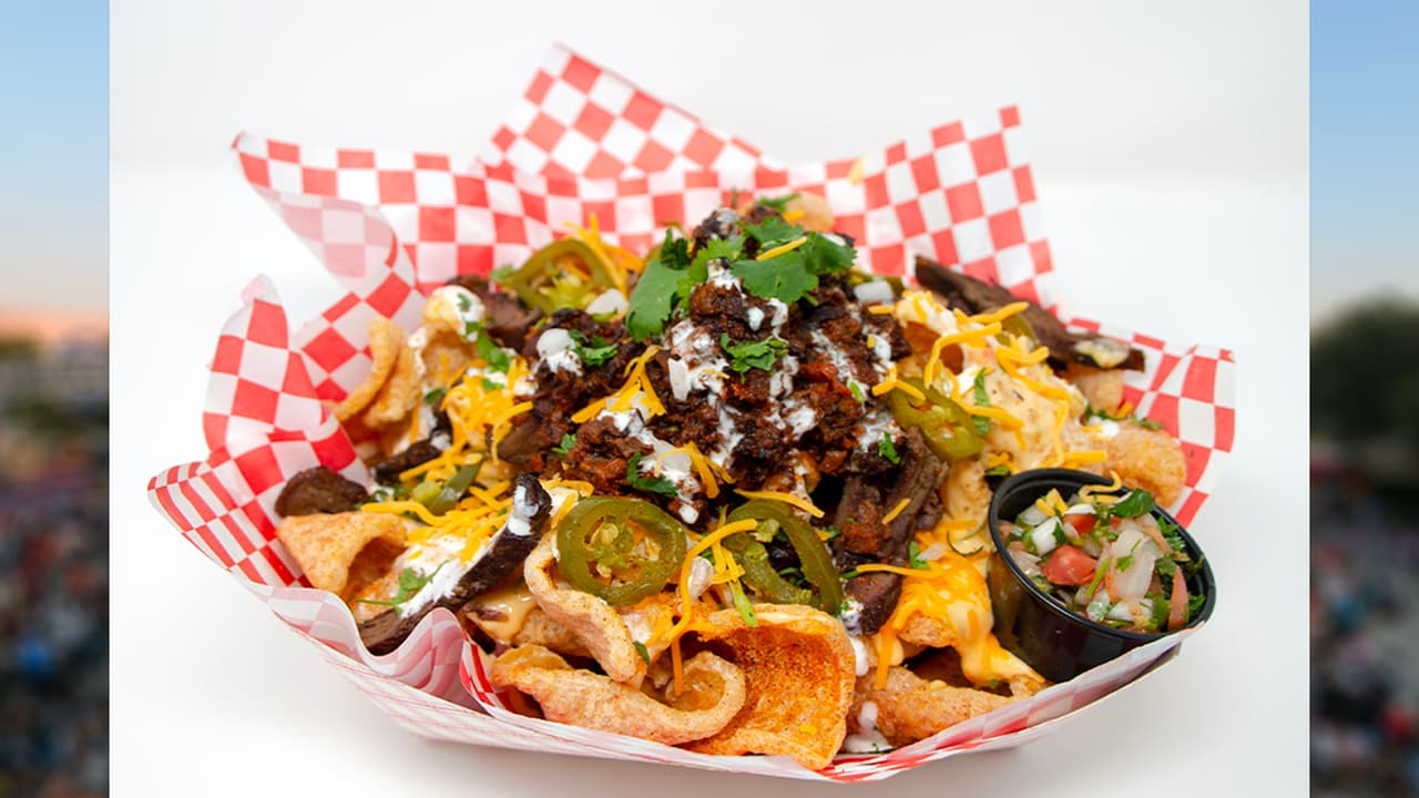 <b>CHICHARRON LOADED NACHOS </b>de Borracho Nacho Bar 
<br>
<b>Cerdo frito sazonado con condimentos al estilo cajún</b>. Además, de nachos de chicharrón y carne de fajita de ternera ahumada, cubiertos con 
<b>un delicioso queso recién hecho</b>.