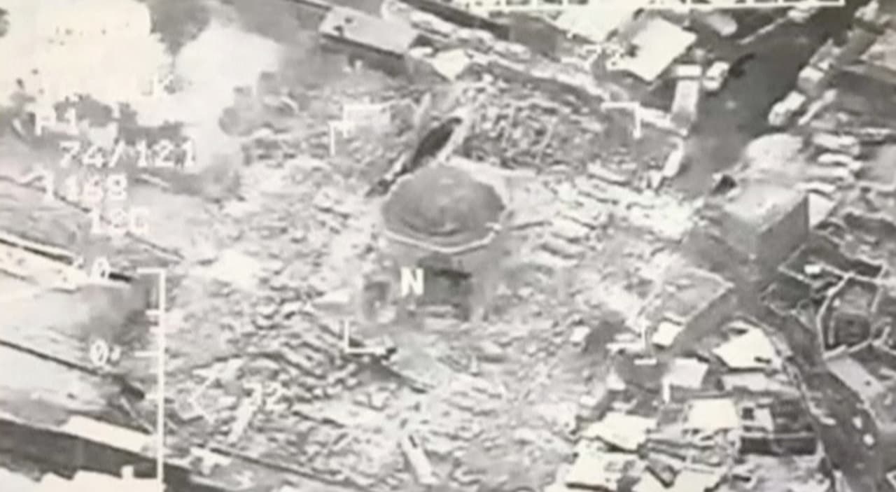 ISIS destruye la mezquita medieval de 800 años de antigüedad, donde proclamó su califato en 2014