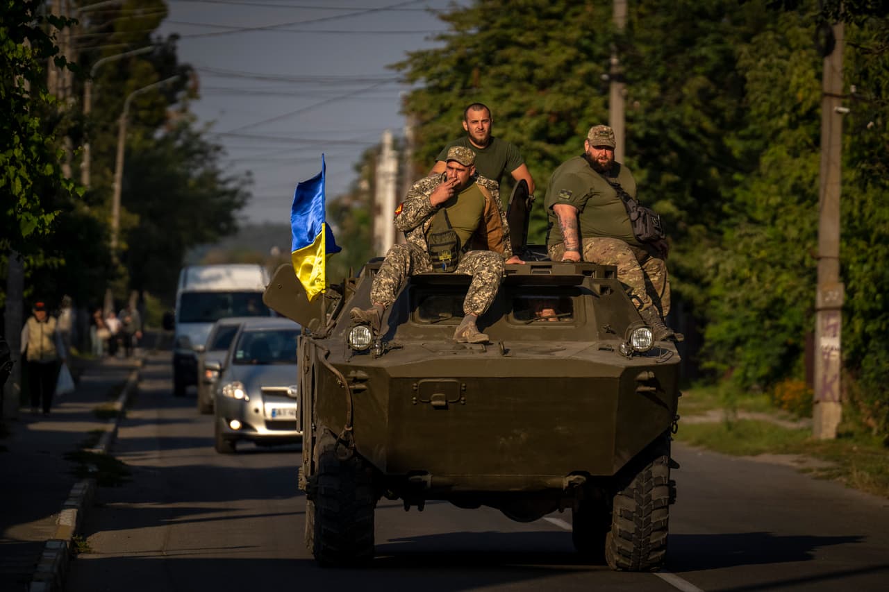 Zelensky dijo que han retomado más de 2,000 kilómetros cuadrados de su territorio, pero el general Valeri Zaluzhny, comandante en jefe del ejército de 
<b>Ucrania, </b>habló de hasta un 50 % más.