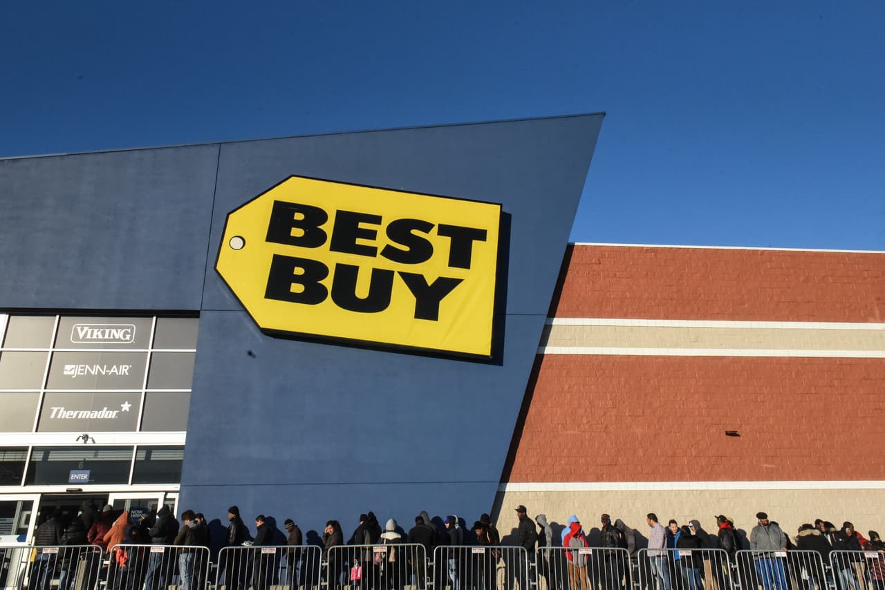 Si las empresas extienden su boicot indefinidamente, el impacto probable sería de 17 
<a href="https://www.univision.com/temas/dinero">dólares</a> por acción, o aproximadamente una disminución del 7%.
<br>
<br>Al igual que las otras compañías, Best Buy se unió al boicot hasta que la empresa de tecnología
<b> "no tome más medidas significativas" para eliminar el discurso de odio y la desinformación al respecto. </b>
<br>