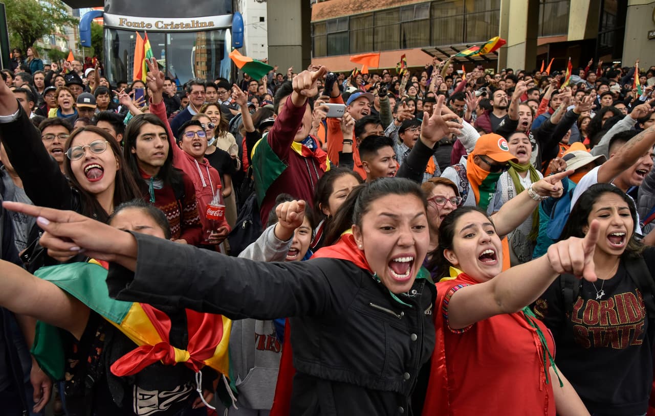 El domingo, cuando se paró el conteo preliminar del órgano electoral al 83% de los votos escrutados, Morales era el candidato más votado, pero parecía difícil que se produjera una remontada que le hiciera evitar una segunda vuelta. Sin embargo, 20 horas más tarde, cuando el recuento se reactivó mostró un 
<b><a href="https://www.univision.com/noticias/america-latina/protestas-masivas-y-denuncias-de-fraude-en-bolivia-tras-drastico-cambio-electoral-que-amplia-ventaja-de-morales" target="_blank">dramático avance a favor del presidente que le situaba como virtual ganador en la primera vuelta</a></b>, lo que despertó las sospechas de los opositores que salieron a las calles a protestar.