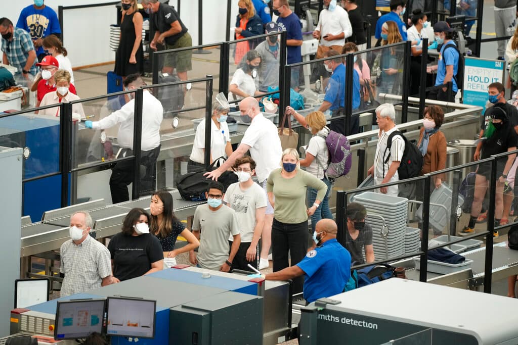 <b>Procedimiento de aerolíneas</b>
<br>
<br>Como requisito, las aerolíneas tendrán el mandato de verificar los registros de vacunas y compararlos con la información de identificación. También deberán asegurarse de que las vacunas administradas estén en la lista aprobada de la Administración de Alimentos y Medicamentos o de la Organización Mundial de la Salud. Se permitirá la combinación de las vacunas aprobadas.
<br>
