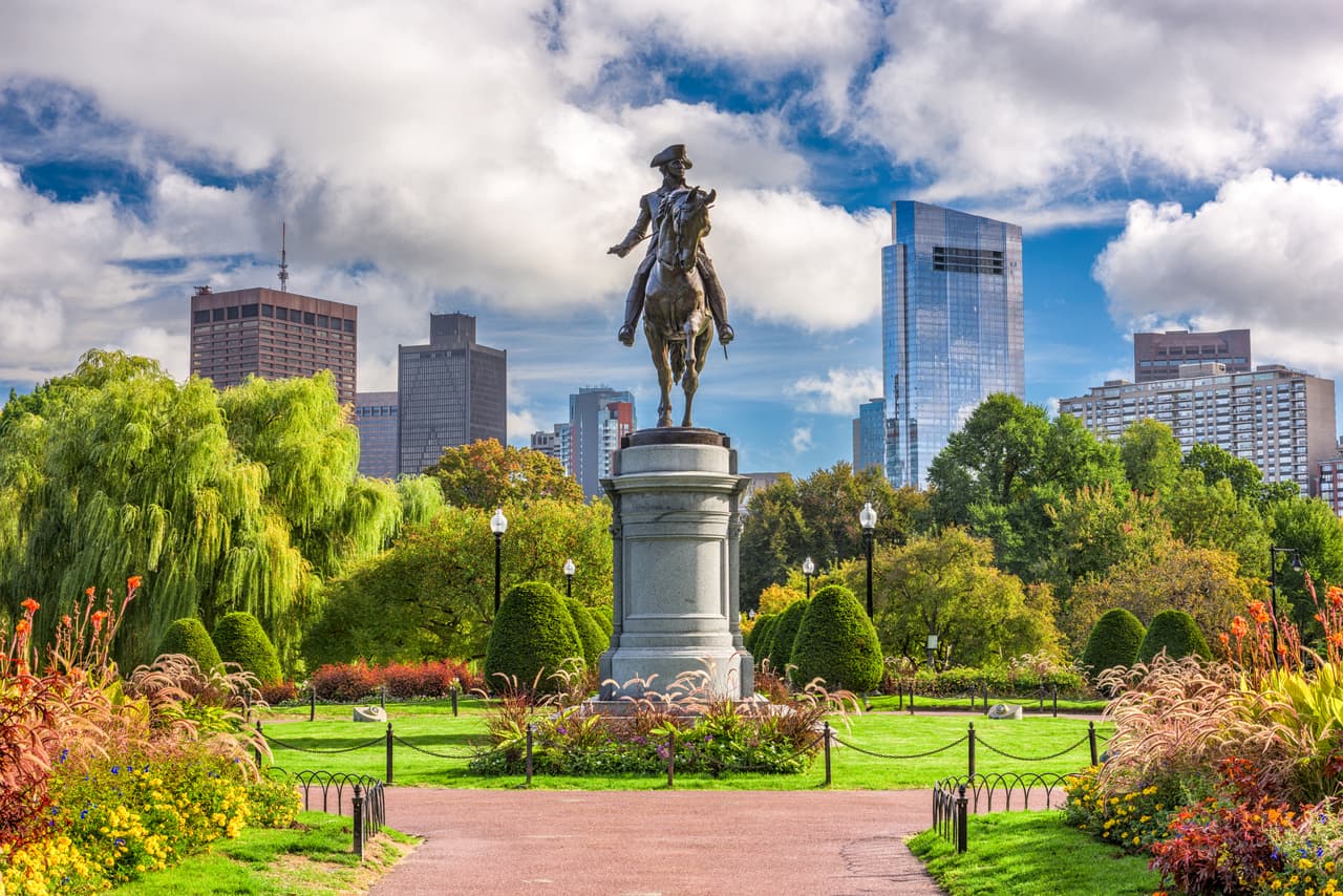 <h3 class="cms-H3-H3">7. Massachusetts</h3>
<br>
<br>📘 
<b>Población de origen extranjero: </b>16.9%
<br>
<br>📘 
<b>Aumento de la población por inmigración internacional, 2020: </b>0.18%
<br>
<br>📘 
<b>Naturalizaciones en 2020: </b>19,878
<br>
<br>📘 
<b>Green cards entregadas en 2020: </b>22,107
<br>
<br>📘 
<b>País de origen del mayor grupo de inmigrantes: </b>China.
<br>