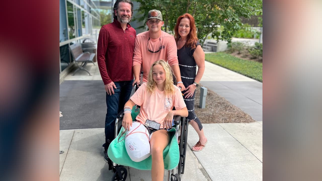 Addison Berthea, de 17 años, ya comenzó su rehabilitación para aprender a caminar, 
<a href="https://www.univision.com/local/orlando-wven/adolescente-perder-pierna-ataque-tiburon-playa-florida" target="_blank">luego del ataque de un tiburón. </a>